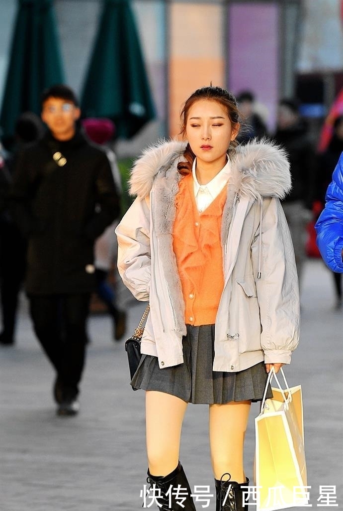  【凸显】街拍：穿真皮高筒靴的美女，更加凸显好衣品