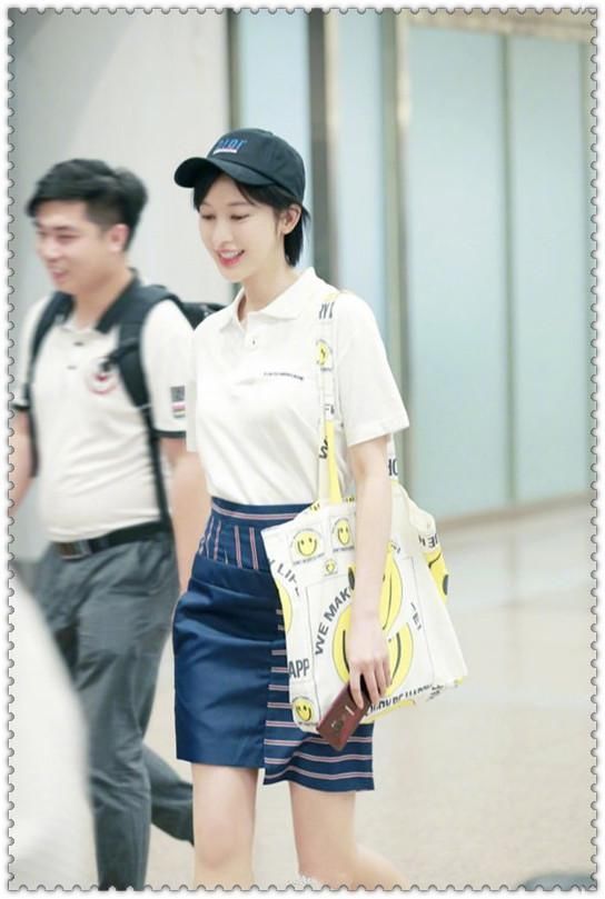 同穿白色衬衫:江疏影是满满女神范，而张俪却穿出收银员既视感!