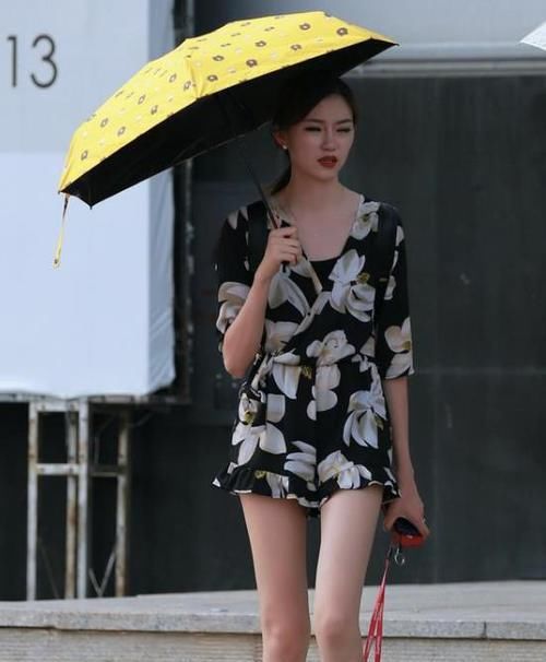  时尚■养眼女神街拍：温柔可人的小姐姐，一条白色的连衣裙，时尚女神魅力范