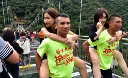 玻璃桥上美女们“步步惊心”，守桥员背美女过桥，意外收获“香吻