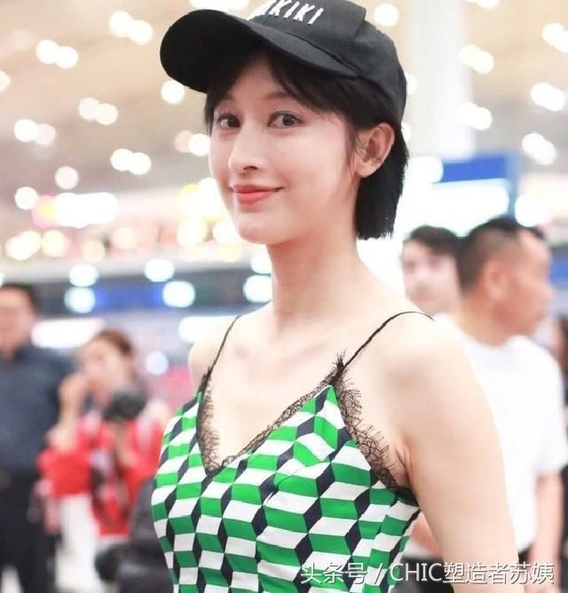 尴尬了!34岁张俪一身吊带绿裙清爽出镜，却被“腋毛”抢了镜