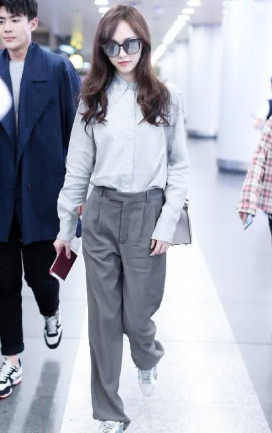 唐嫣气色真好!不过瘦得裤子快撑不起了,还是多吃点饭吧