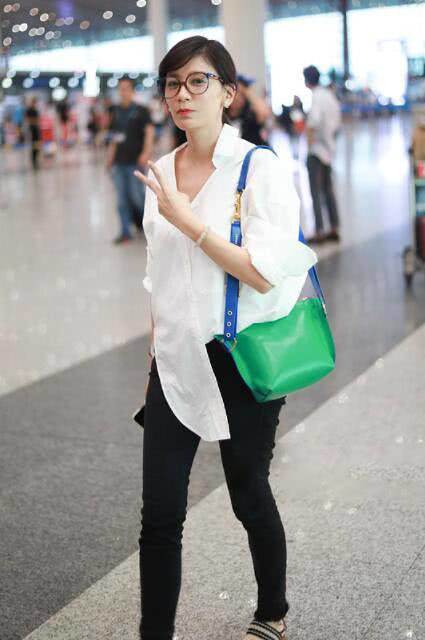 44岁贾静雯衬衣斜着扣就算了，领子还只有一边，网友：假不正经