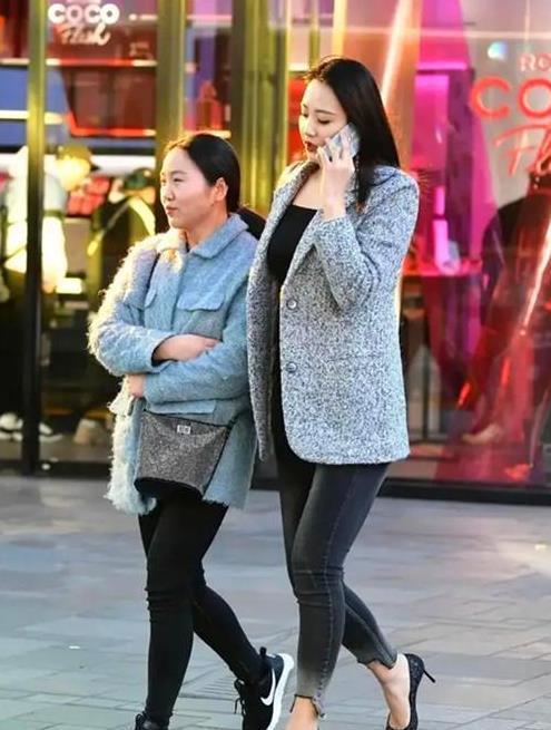 「红色」街拍:群芳难逐的美女,一件黑色上衣配红色短裙,时尚魅力好身材