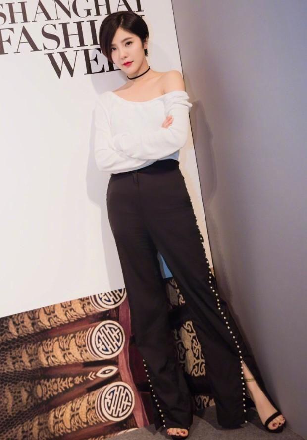 赵奕欢穿吊带连衣裙,带子好像两根粗麻绳,转身秀美背更惊艳!