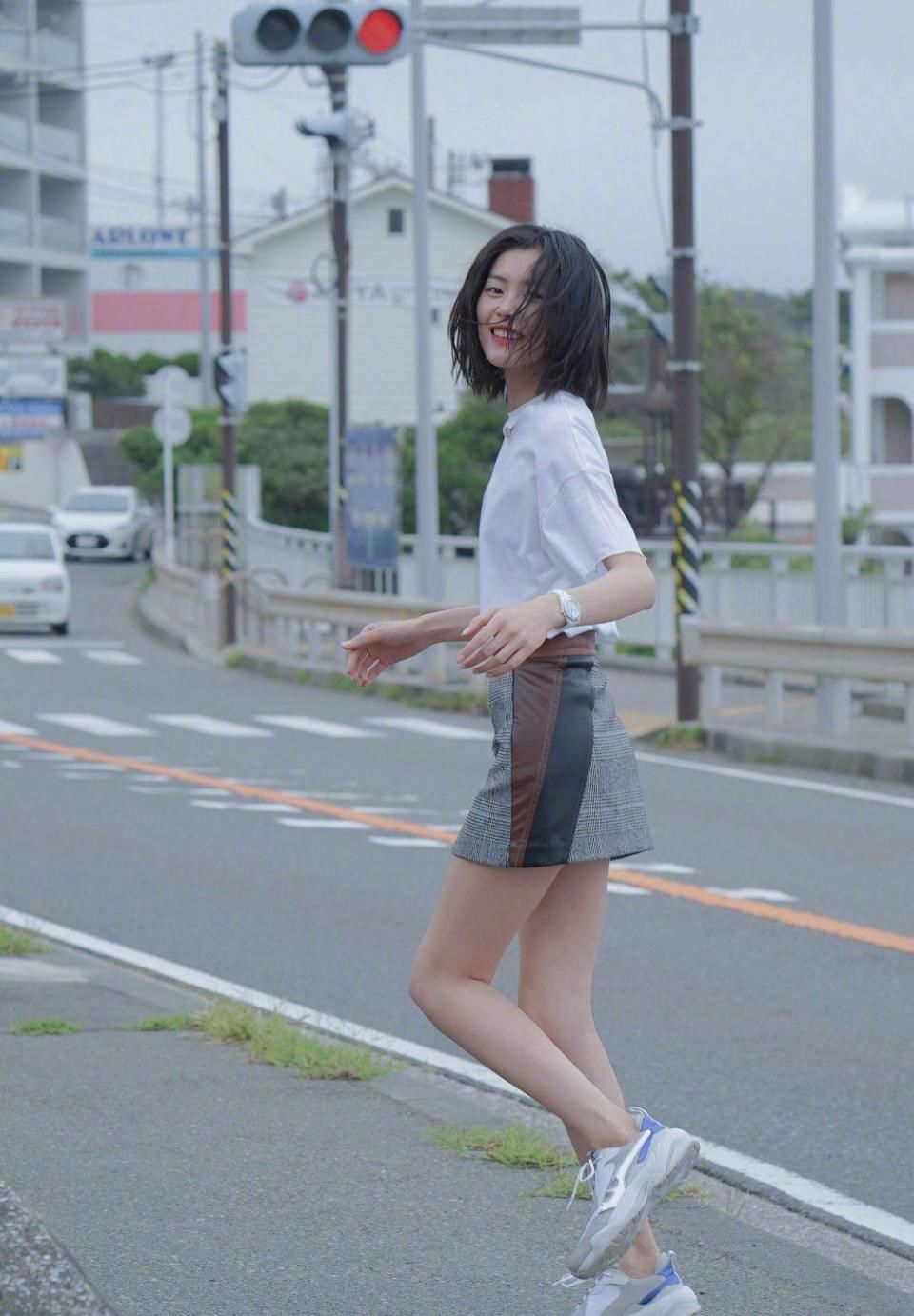 刘雯才是真的衣架子，别人穿起来显肚子的裙子，她穿上有蚂蚁腰!