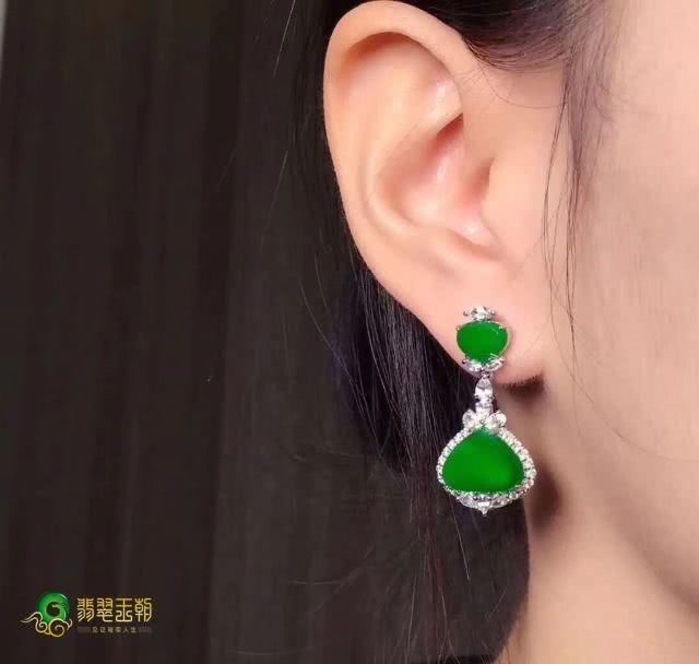 #佩戴#想要戴出女神范,教你一招——翡翠耳环!