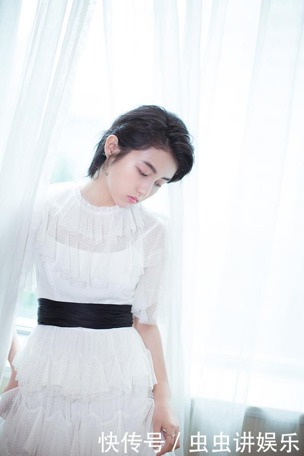 张子枫终于穿对了，白色蛋糕裙清新甜美范儿，网友：换双鞋更好！