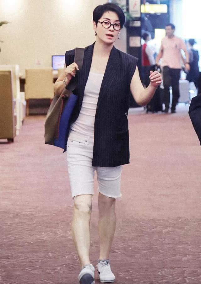  『萝卜』毛阿敏的衣品真难懂！穿件花衬衫配萝卜裤，五五分的身材太真实