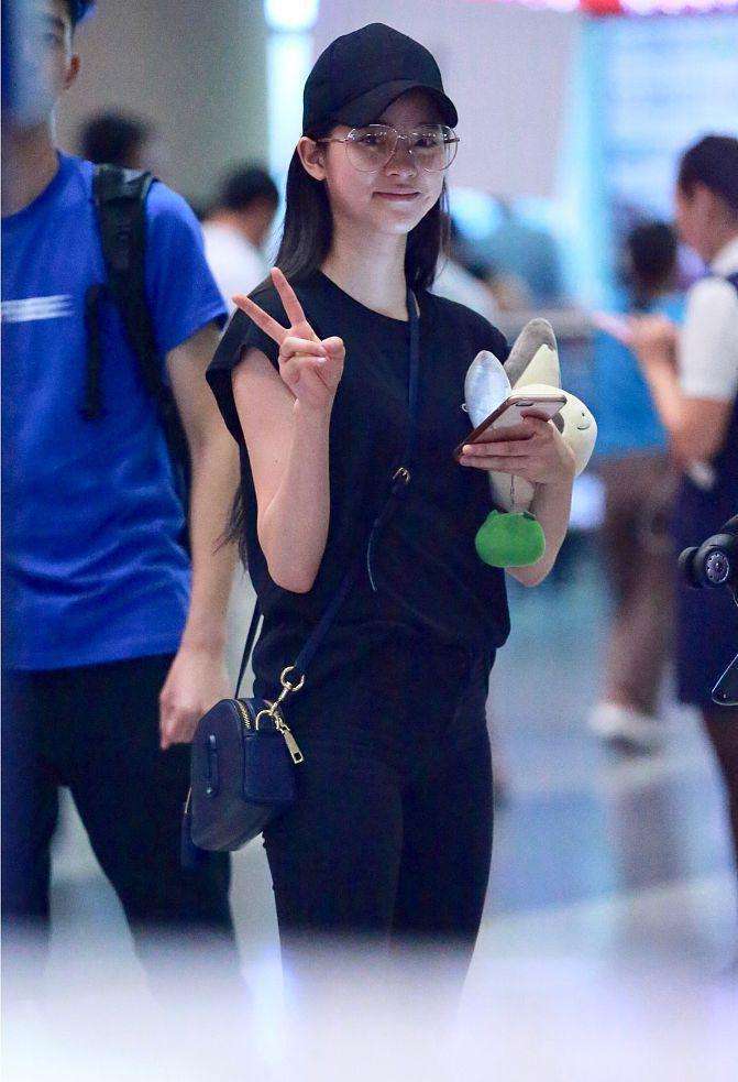 18岁欧阳娜娜素颜现身机场,离开修图化妆的她竟惊艳全场