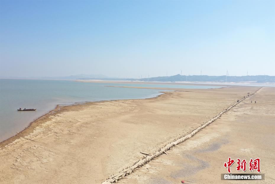  「真容」鄱阳湖水位持续走低，湖底600年古桥露真容