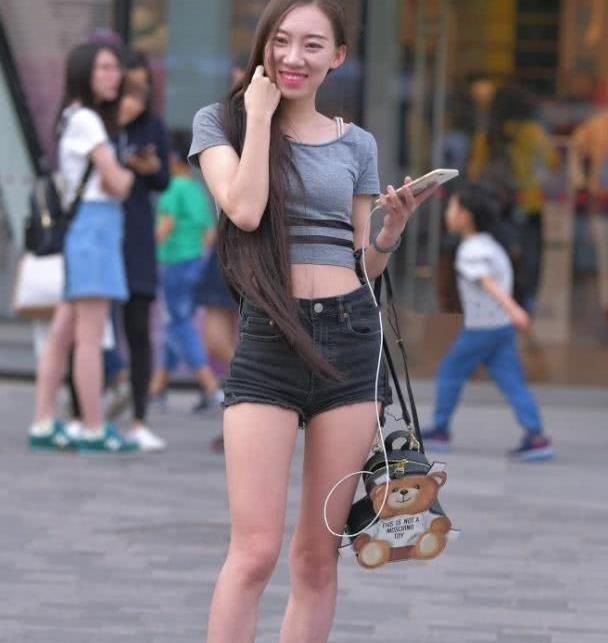  大方■小姐姐帅气活泼的牛仔裤搭配，高挑有魅力，青春活力感十足
