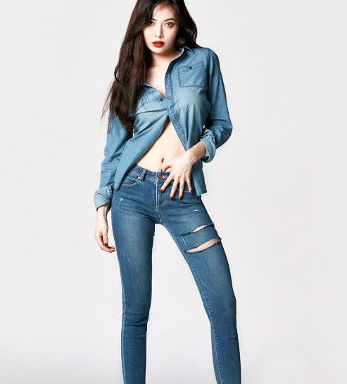 金泫雅上街遭偷拍，身穿豹纹裙大秀好身材，网友：不愧是性感女神