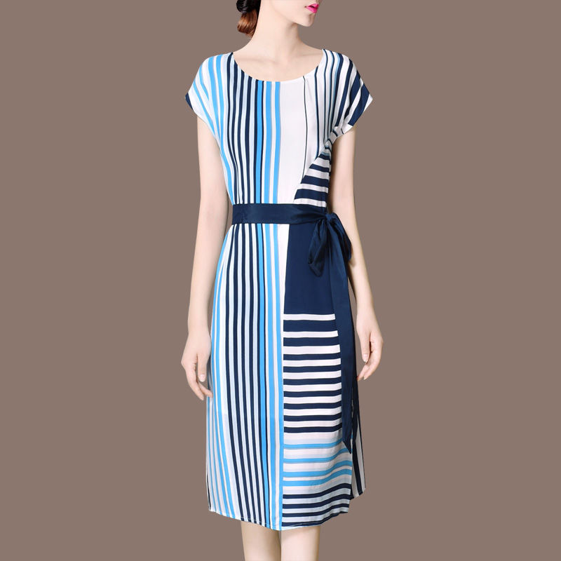 连衣裙优雅自定义高级感、显婀娜多姿的曲线，营造成熟女人的端庄