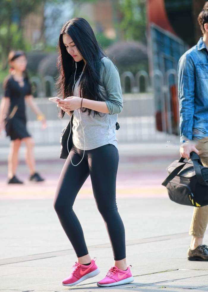 街拍: 紧身包臀裤的丰满小姐姐, 身材修饰的很完美