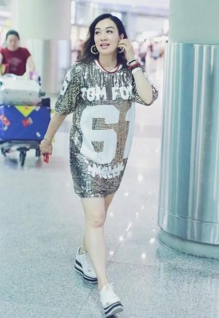 『时髦』钟丽缇又“作妖”，“束腰带”叠穿白色T恤走机场，意外时髦显瘦