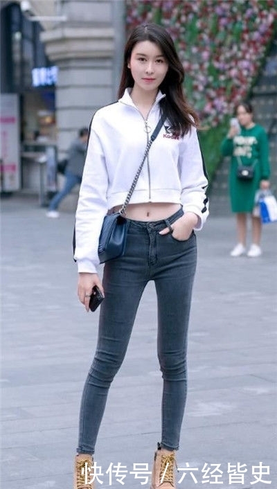  「白皙」街拍：美女时尚的穿搭秀出白皙长腿，长发飘飘，绰约多姿