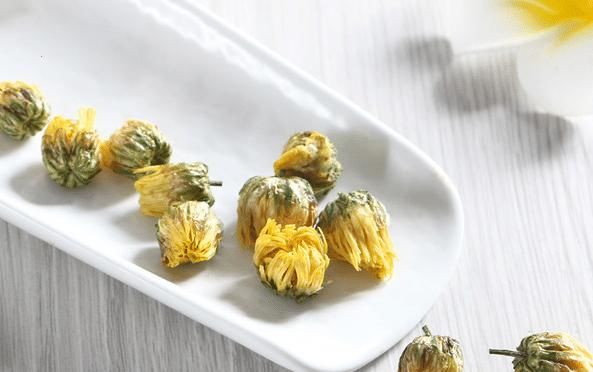  『记得』女人想要皮肤透亮，记得这样喝，菊花加一物炖煮喝，皮肤水嫩嫩！