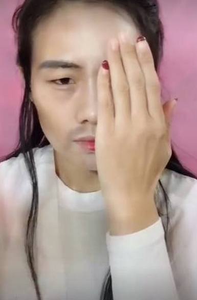 网红女主播直播化妆，化妆完后遮半边脸，双手松开粉丝们傻眼了