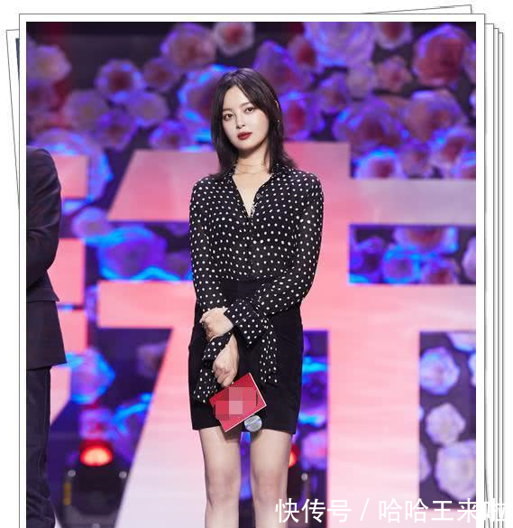 辛芷蕾为秀性感，背带裤只穿下半身，网友目光全被这小蛮腰锁定了