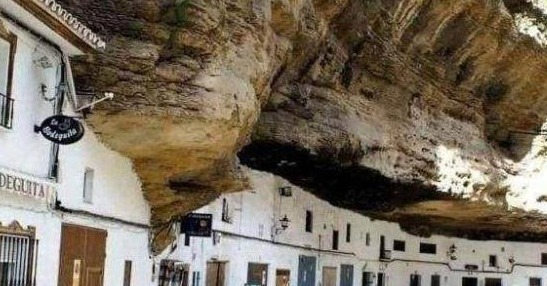 危险的小镇，被巨石压了600年，村民却不以为意