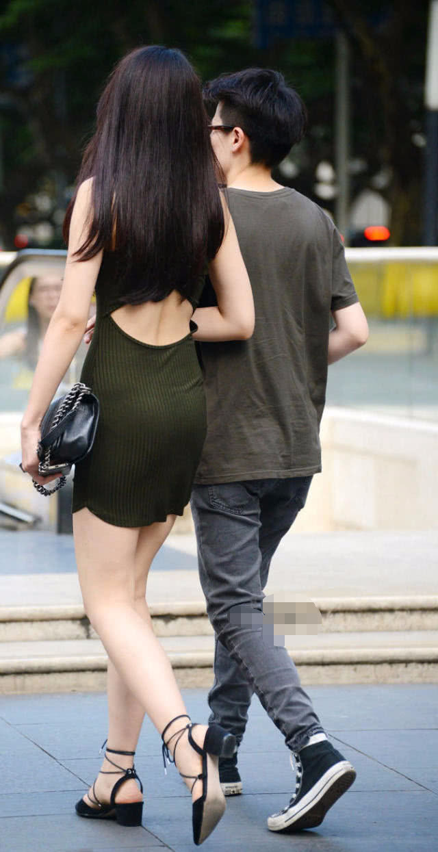 成熟小姐姐穿紧身连衣裙裹出肥硕肉感的臀线，明显的勒痕风情万种