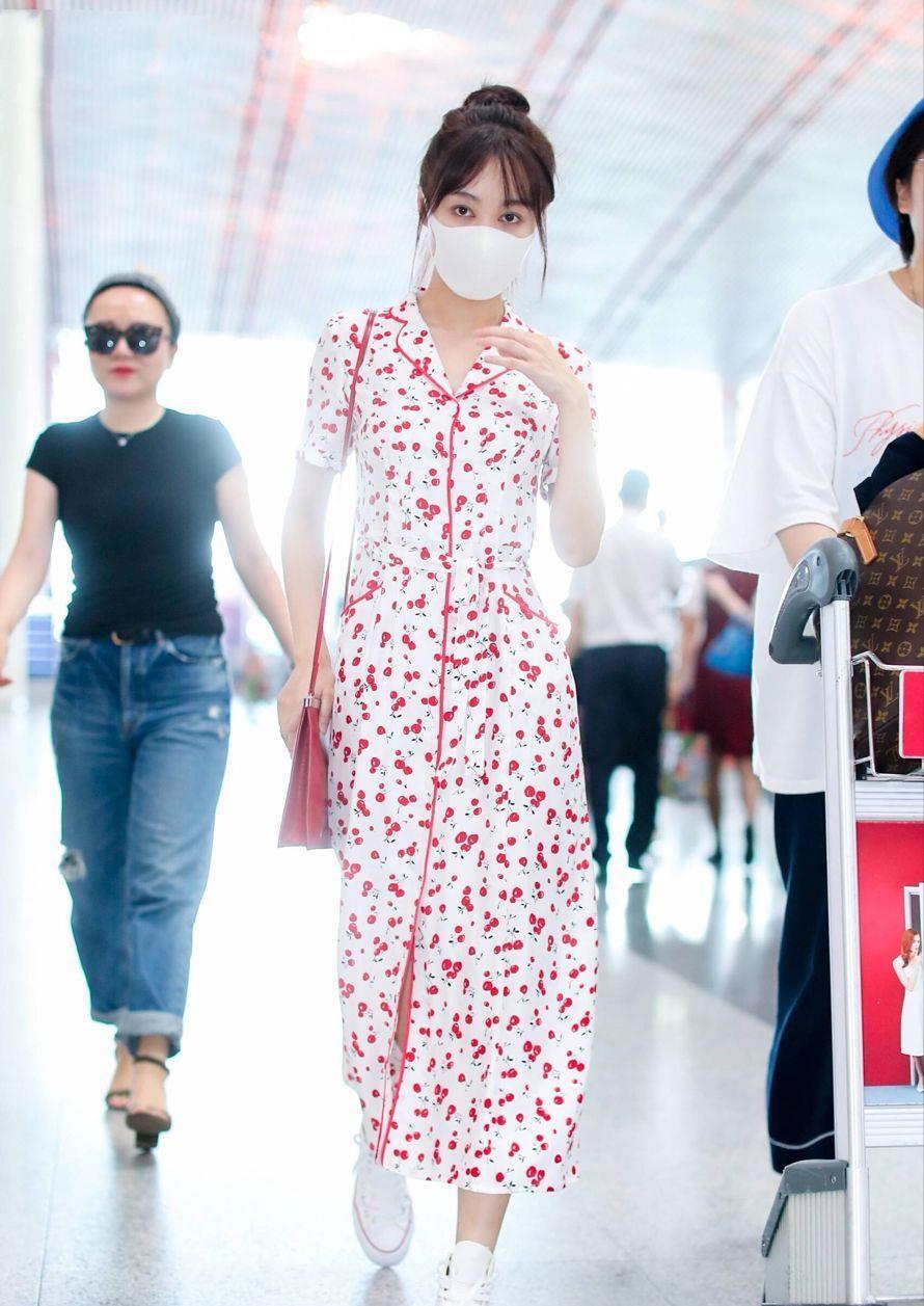 李菲儿我知道你身材好，但你不要随意穿“睡衣”出来呀