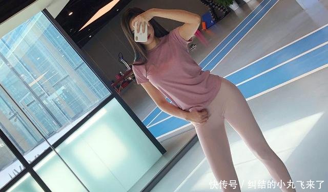 傲人曲线的打底裤美女，身形曼妙有致，让人百看不厌！