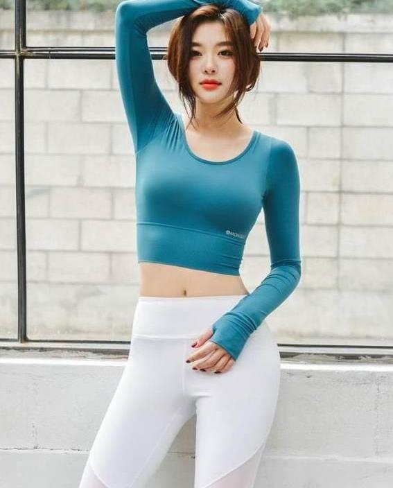 气质优雅长腿小姐姐，搭配紧身裤，展现青春活力！