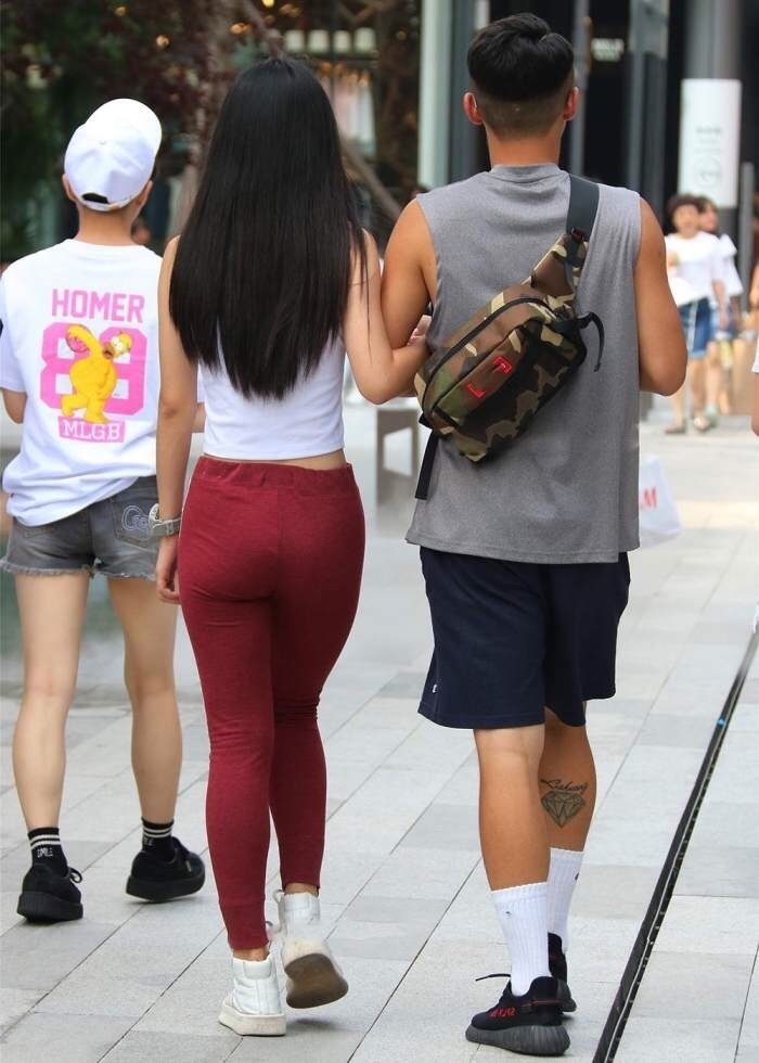 丰腴身材的小姐姐总喜欢穿紧致修身的紧身裤，勾勒身形更加性感吸