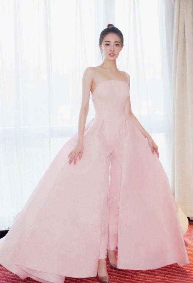 徐璐的迷人身材照，图二帅气十足，图六让我移不开眼睛