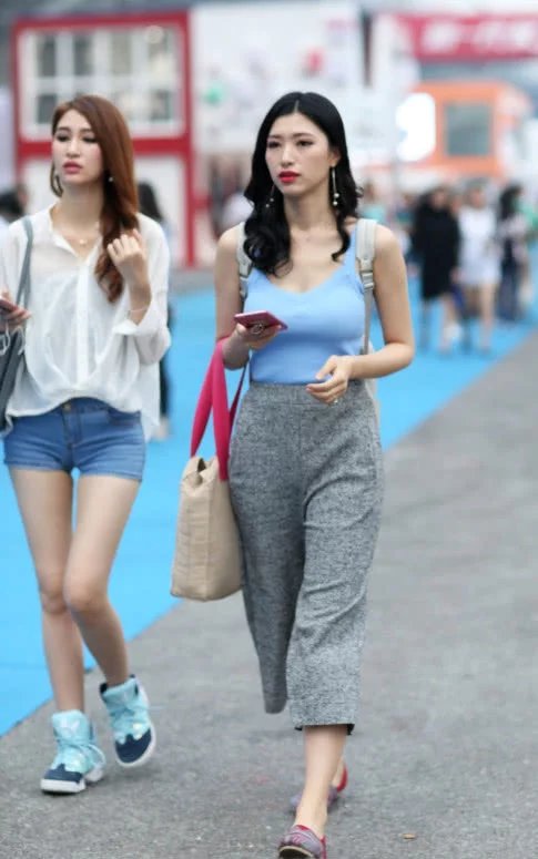 超短裤小姐姐，一个人女神范，一个知性熟女范，比身材阔腿裤美眉