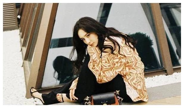 37岁全智贤撞衫32岁杨幂，同款衣服相差这么多，网友:气质很重要