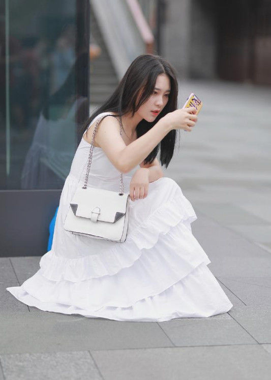 小美女:街拍:清爽时尚的小美女,毛边短裤和黑色吊带搭配,时尚又大气