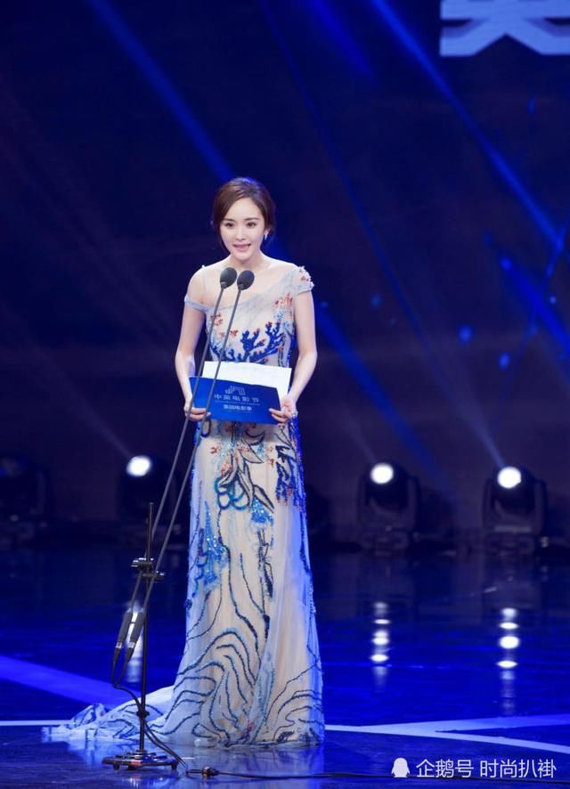 杨幂和迪丽热巴都被比下去了！同穿蓝色礼服，不如毛晓彤好看