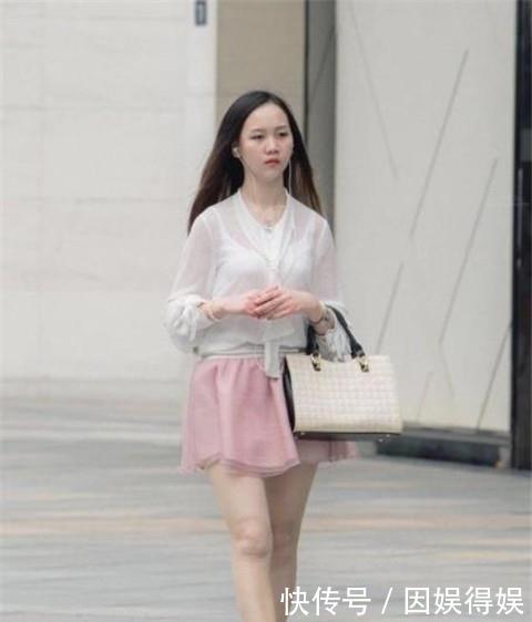 「 姐姐」展现高挑身段，尽显青春迷人气息，街拍：丰腴性感的打底裤小姐姐