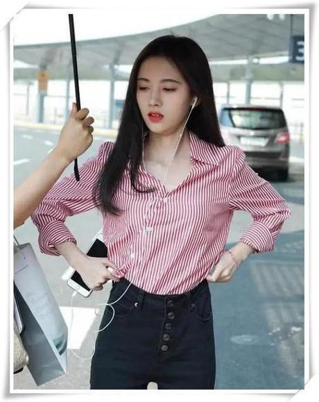 鞠婧祎终于不再当众提短裤，用两根绳把裤腰勒紧，网友：A4腰啊？