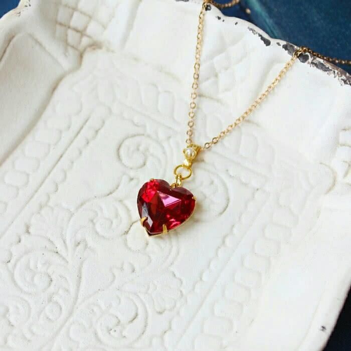 心理测试:选一条最喜欢的项链,测测你是淑女还是熟女?