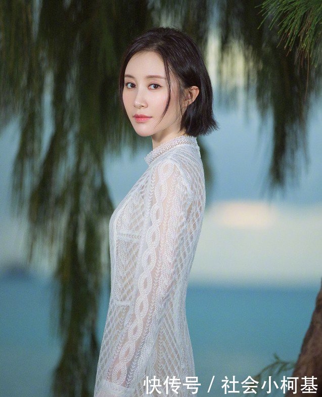 舒畅气质绝了，穿仙女裙却踩15块钱的人字拖，依旧清丽脱俗！