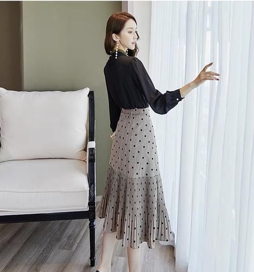  『春天』套装裙：用波点鱼尾裙的元素搭配你整个优雅气质的春天