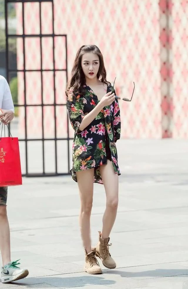 街拍：肌肤白皙穿着清爽的小姐姐，身材好无需过多装饰就很美！