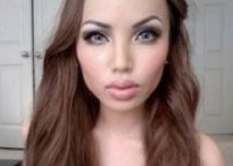 女子经常化妆，但妆容却让人看了害怕，得知原因后众人却称赞女子