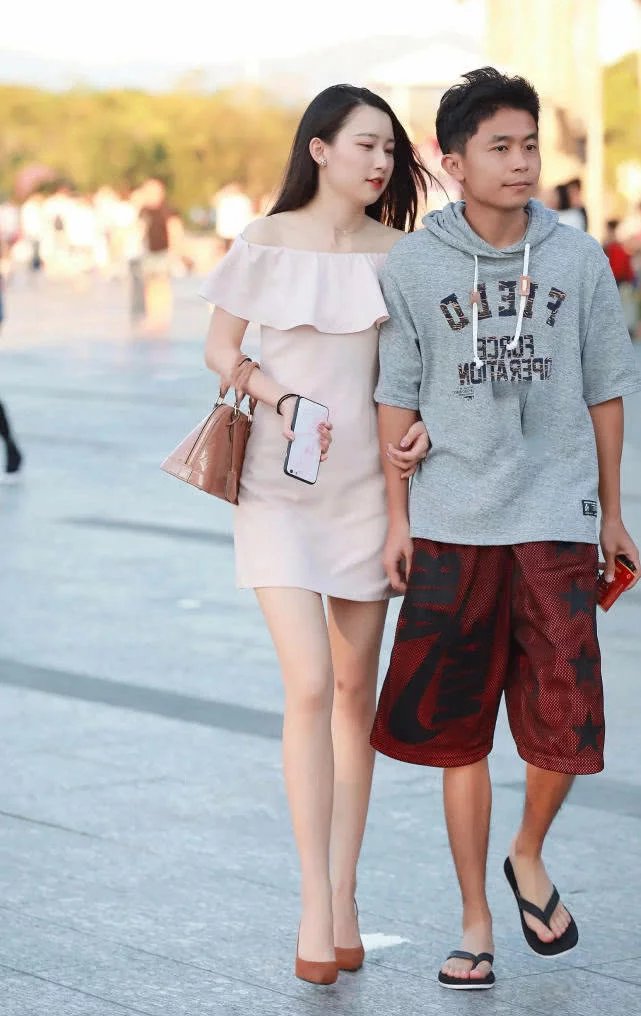 婴儿肥的小姐姐，身材却玲珑有致，居然给人一种小清新的感觉