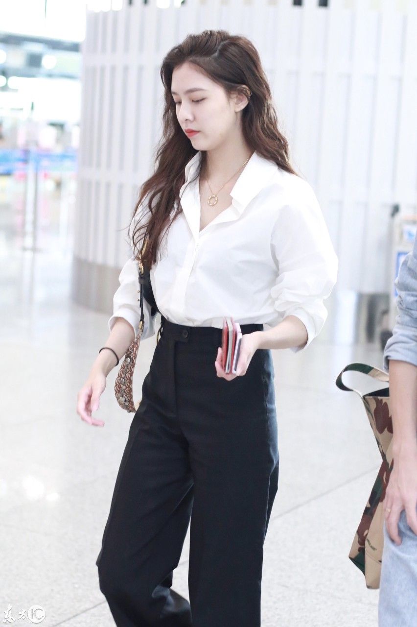 宋妍霏穿白色衬衣搭配黑色阔腿裤现身机场，皮肤白皙秀大长腿
