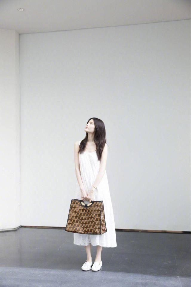 炎热的夏天,学何穗穿白色连衣裙,牛仔裤真可以say拜!