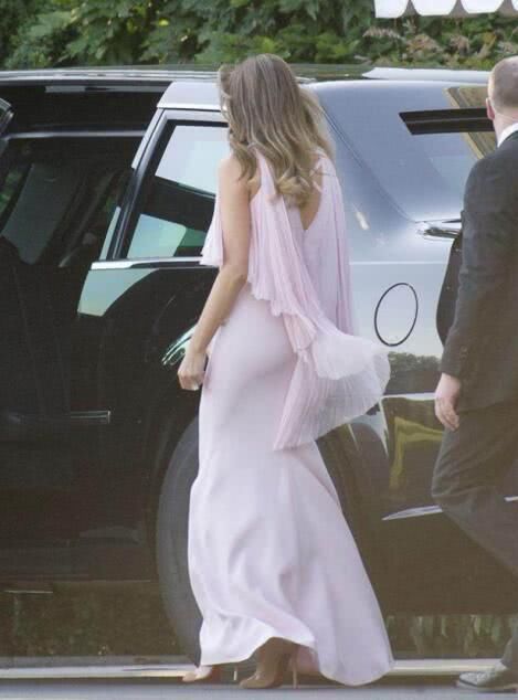 第一夫人背影杀！紧身薄纱包臀裙曲线性感，考验身材的时刻到了！