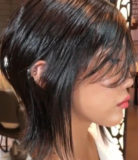 美女去剪头发,理发师炫技一刀剪短,剪后女孩哭着坐地要赔偿