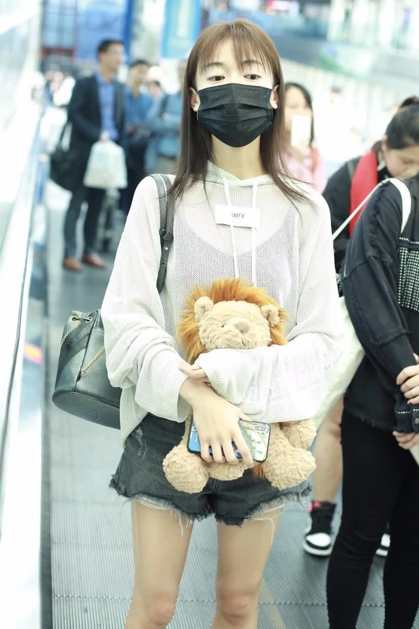 吴谨言卫衣也太薄了，直接印出黑色内搭，怀抱小狮子萌萌哒