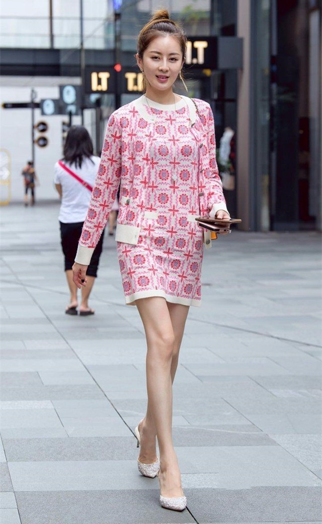 街拍：身穿肉色连衣裙的小姐姐，歪头杀真是性感而可爱