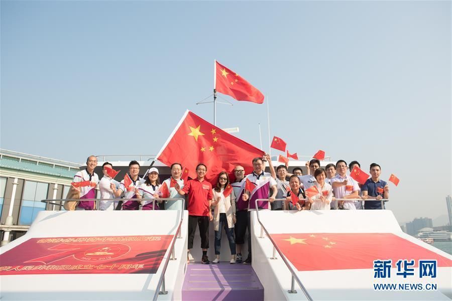  [新华社]香港市民游船庆祝国庆